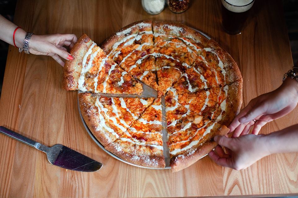 MellowDESTIN's tweet image. Our Buffalo Chicken is loaded with mozzarella cheese, grilled buffalo chicken, caramelized onions, applewood smoked bacon with a swirl of buffalo sauce. We baked it on the stone, then top it with your choice of bleu cheese or ranch dressing.