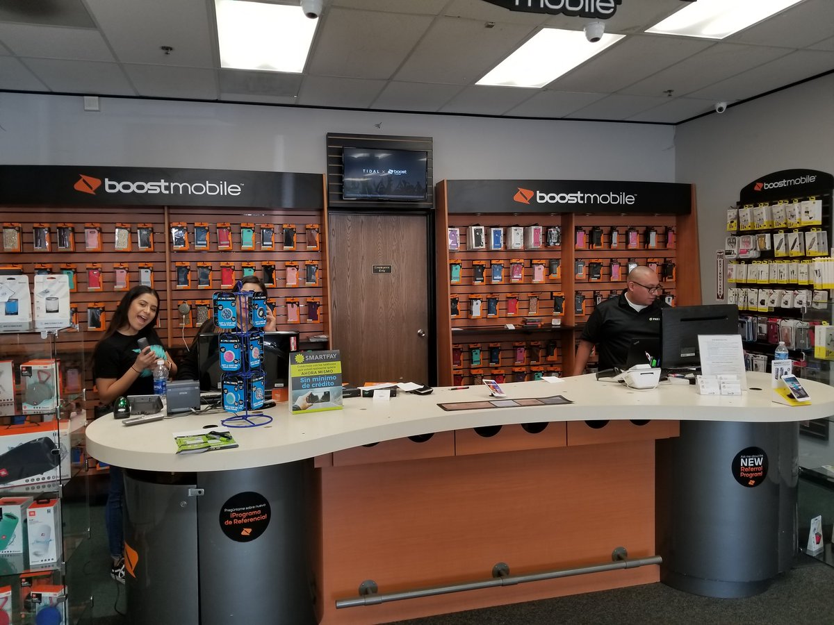 <a href="/PayJoy/">PayJoy</a> behind the counter, training the awesome <a href="/2020mobileesd02/">20/20 Mobile ESD02</a> staff! At the same time getting #TaxSeasonKickoff started!!! @relizondospg <a href="/DennisDesmith/">Dennis DeSmith</a>