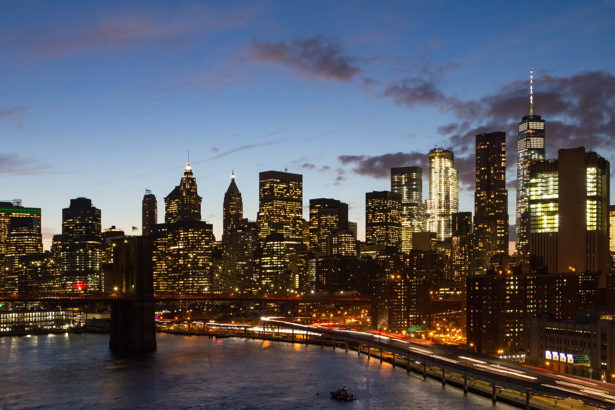 Who is ready for the weekend?

#NewYork #NewYorkCity #Manhattan #nycskyline #nycphotography #weekendvibes #citylights #cityscape #tgifridays #readyfortheweekend #FridayFeeling #SuperBowl2018