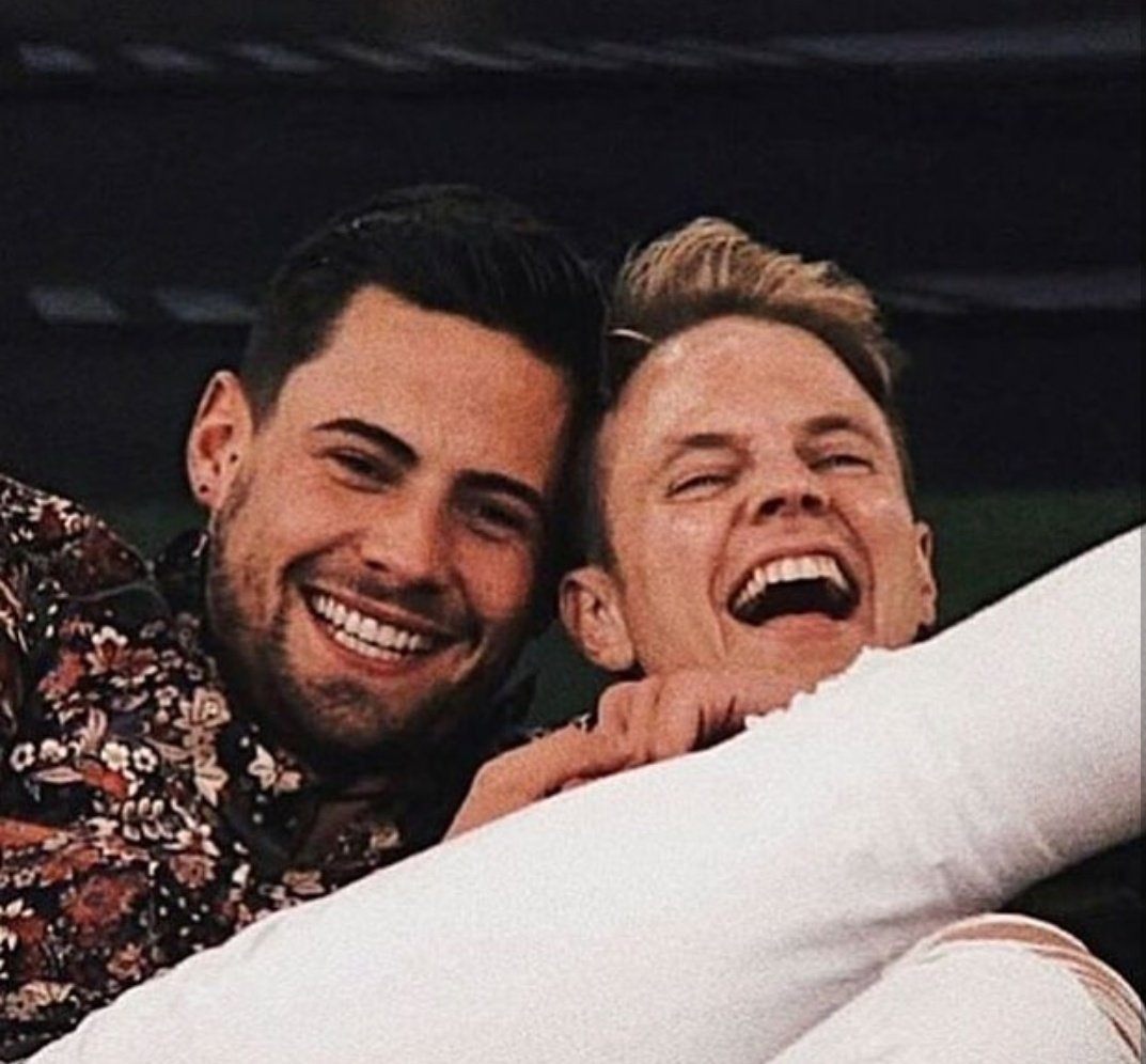 hiorhey5sosxx's tweet photo. Going to miss watching these every night 😢 it's been a great series! Favourite moment: Andrew and Shane J friendship 😻
#CBBfinal #Shane2Win #CBBShaneJ #Courtneyact #ShanejToWin #CBB #Shandrew https://t.co/1SlDwT6H7Y
