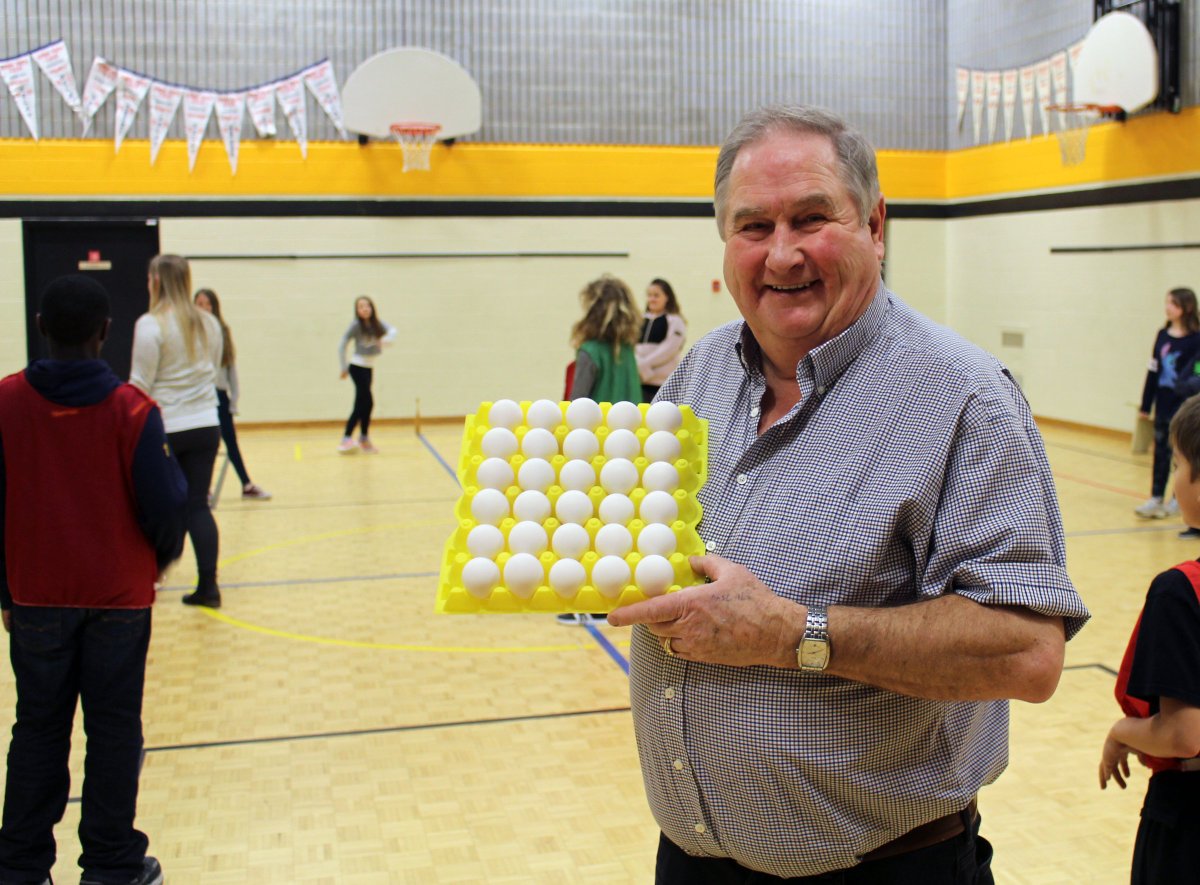 Local farmers come up with an eggs-ellent idea to get students cracking on nutrition: stratfordbeaconherald.com/2018/02/02/loc…