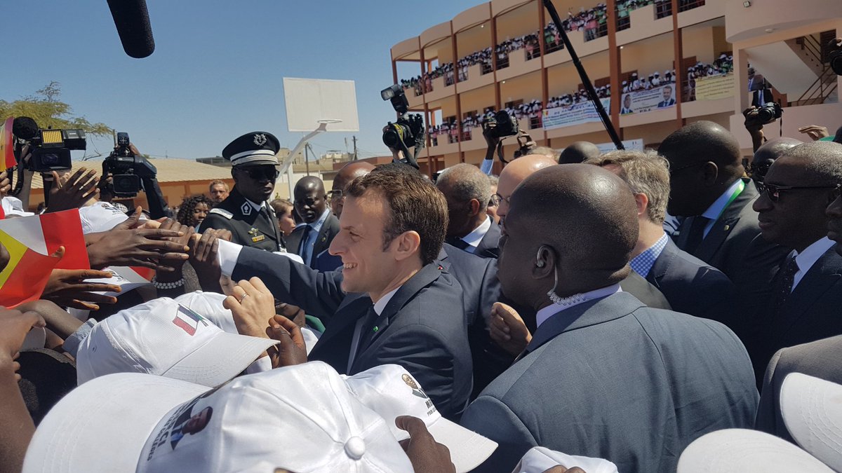 mbayembassou's tweet photo. Visite du president Macron au Senegal # inauguration college elementaire de de Hann https://t.co/gES1WlLBXw