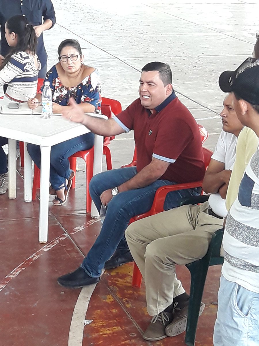 MiguelFarias4's tweet photo. Se sigue con las Gestiones de parte del Diputado @daranguren2016 el día de Hoy en el Corregimiento de la Chaparrera donde se reunió con comunidad  para analizar avances en temas como PTAR, Plan Maestro de Alcantarillado, Pavimentación San Antonio - Via Cementerio https://t.co/yHvd8MYtQG