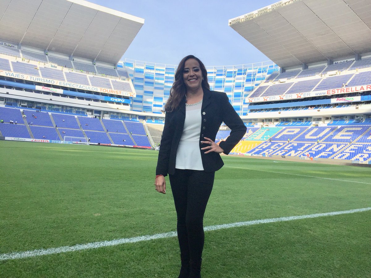 chapis_herrera's tweet photo. Un día más en la oficina, hoy con @GOLAZODEPABLO #HolaAllaArriba🤣🤦🏽♀️ #PueblaCity #EstadioCuauhtemoc #PueblaVsChivas #J5 #Clau2018 https://t.co/FnkqJw6wKC