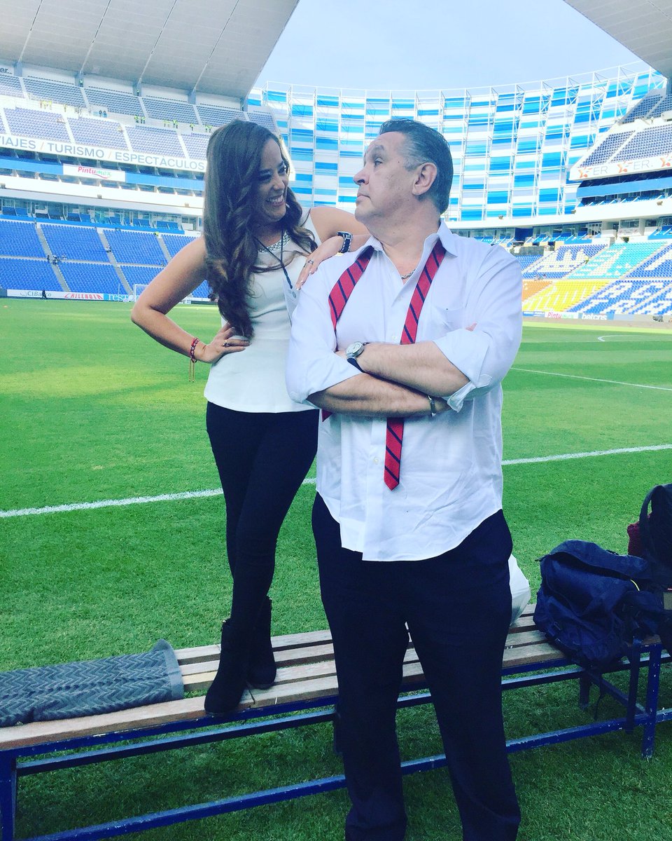 chapis_herrera's tweet photo. Un día más en la oficina, hoy con @GOLAZODEPABLO #HolaAllaArriba🤣🤦🏽♀️ #PueblaCity #EstadioCuauhtemoc #PueblaVsChivas #J5 #Clau2018 https://t.co/FnkqJw6wKC
