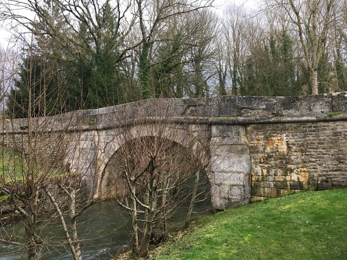 poln52's tweet photo. 💟 #Marac #HauteMarne d'hier et d'aujourd'hui : le pont en bâtière du 3ème quart du XVIIIème siècle enjambant la #Suize 🌐 https://t.co/dHYYC5SCRN https://t.co/Rfc2L1ei5l