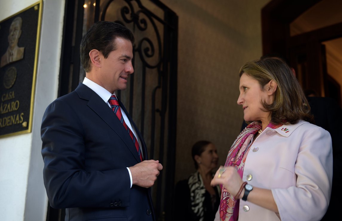 PresidenciaMX's tweet photo. #Comunicado: 
El Presidente @EPN se reunió con la Ministra de Asuntos Exteriores de Canadá, @cafreeland https://t.co/znumHM5hYa https://t.co/Pq4Fw3U7W5