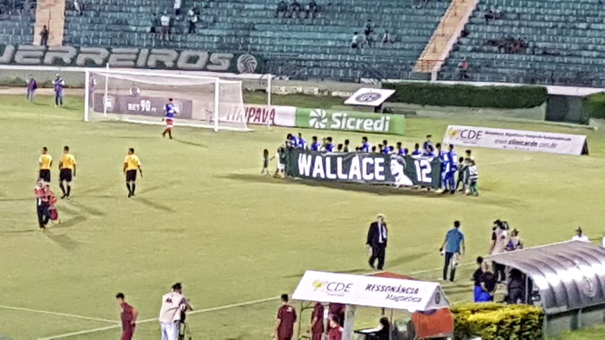guaranifc's tweet photo. #GUAxBAT| Protocolo de entrada é realizado no Brinco de Ouro. Wallace é homenageado pelos atletas do Alviverde #VamosBugre https://t.co/9HS7aGSVKP