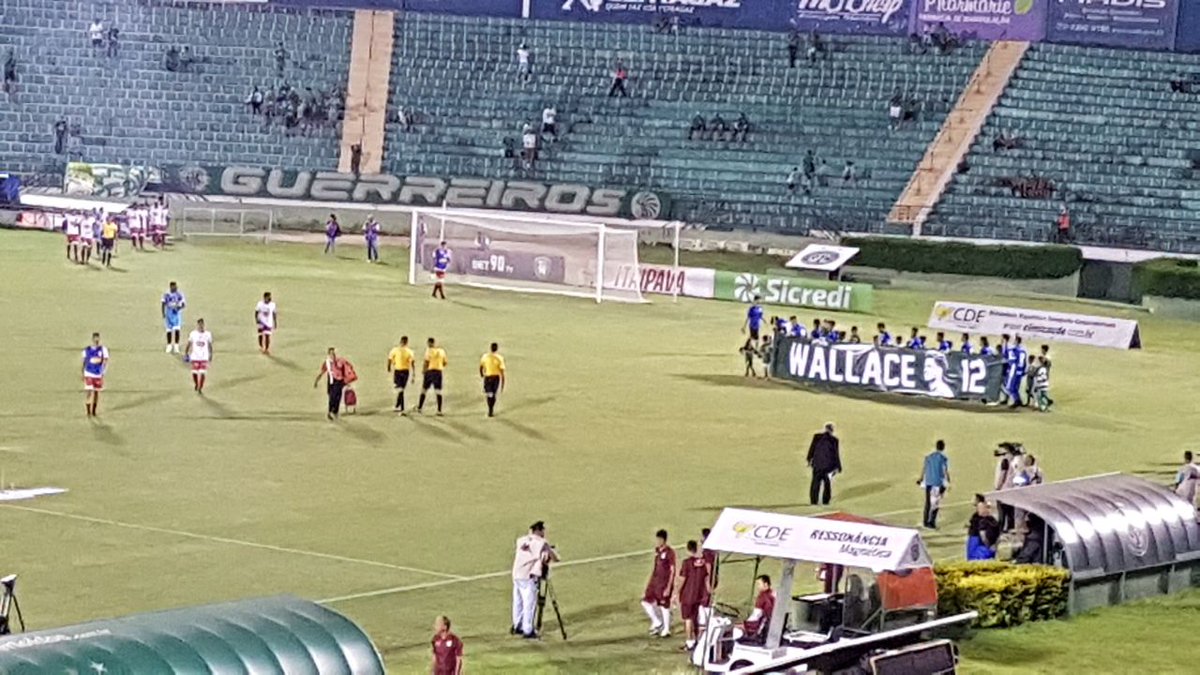 guaranifc's tweet photo. #GUAxBAT| Protocolo de entrada é realizado no Brinco de Ouro. Wallace é homenageado pelos atletas do Alviverde #VamosBugre https://t.co/9HS7aGSVKP