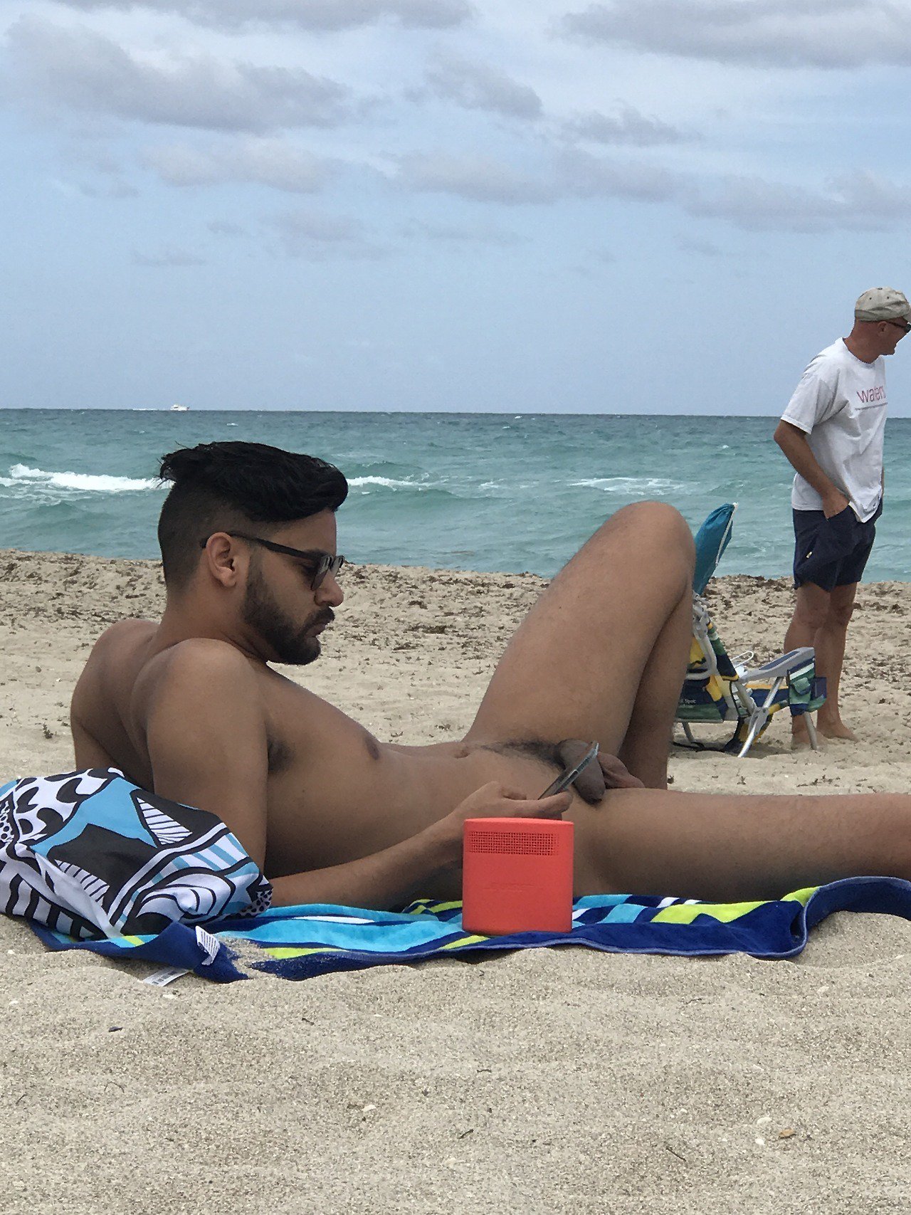 Desi Gay [13k] در X: «Damn son, I want to be in that beach. #desilund  #teamtop #pakigay #indiangay #gaysex t.coHvG2Jk9Eku»  X