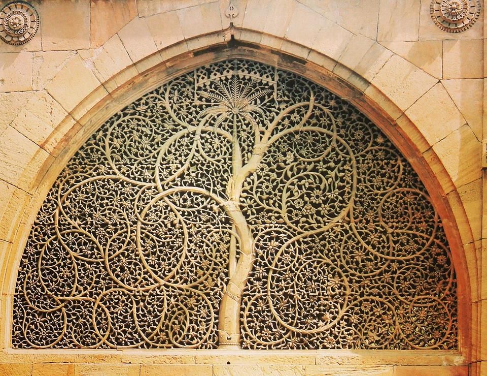 auctionspublic's tweet photo. #WorldsWonder 😱 The tree of life of the #mosque Sidi Saiyyed. Built in 1573, it is one of the most famous mosques in Ahmedabad, #India. https://t.co/IKB78rfInb
