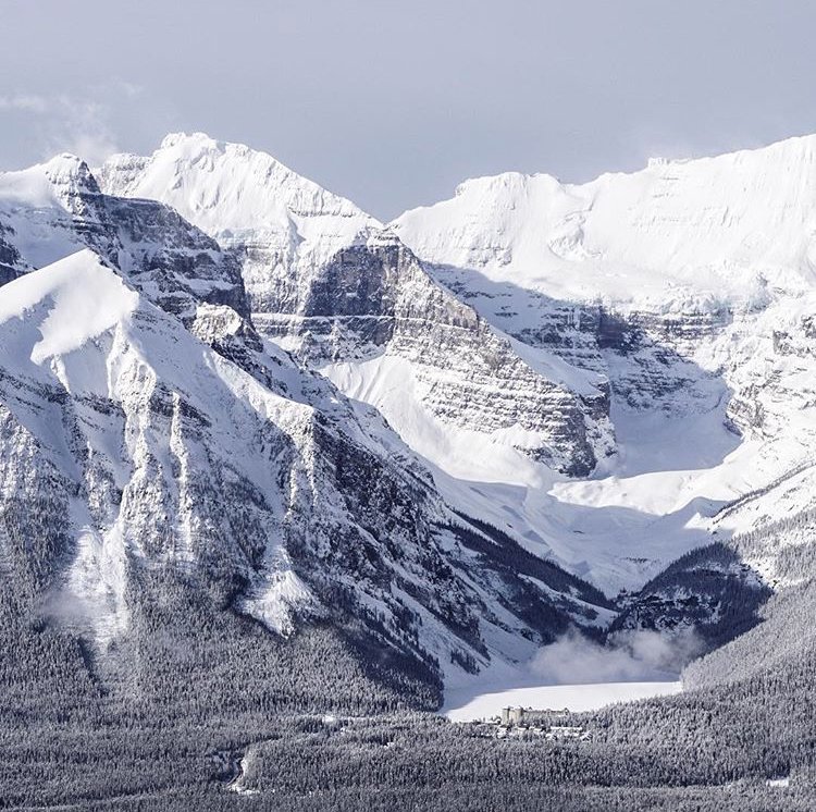 FairmontCLL's tweet image. There are few words to describe the absolute beauty and majesty of our surroundings. Stunning photo by @fhnsslr on IG via #lakelouise #explorealberta #travel #canada