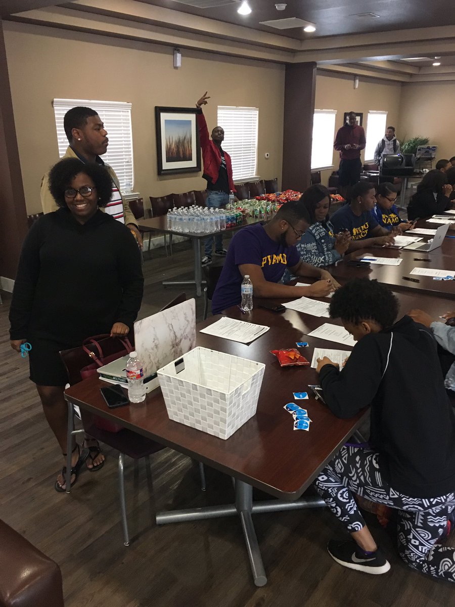 jaylajallen's tweet photo. Great turnout today! We had over 100 students registered in just 2 hours! Thank you to those who helped and volunteered with the event, first event was a success. #PVAMU #PrecinctChair ๐๐๐ณโ๏ธ https://t.co/4oLiHDv634