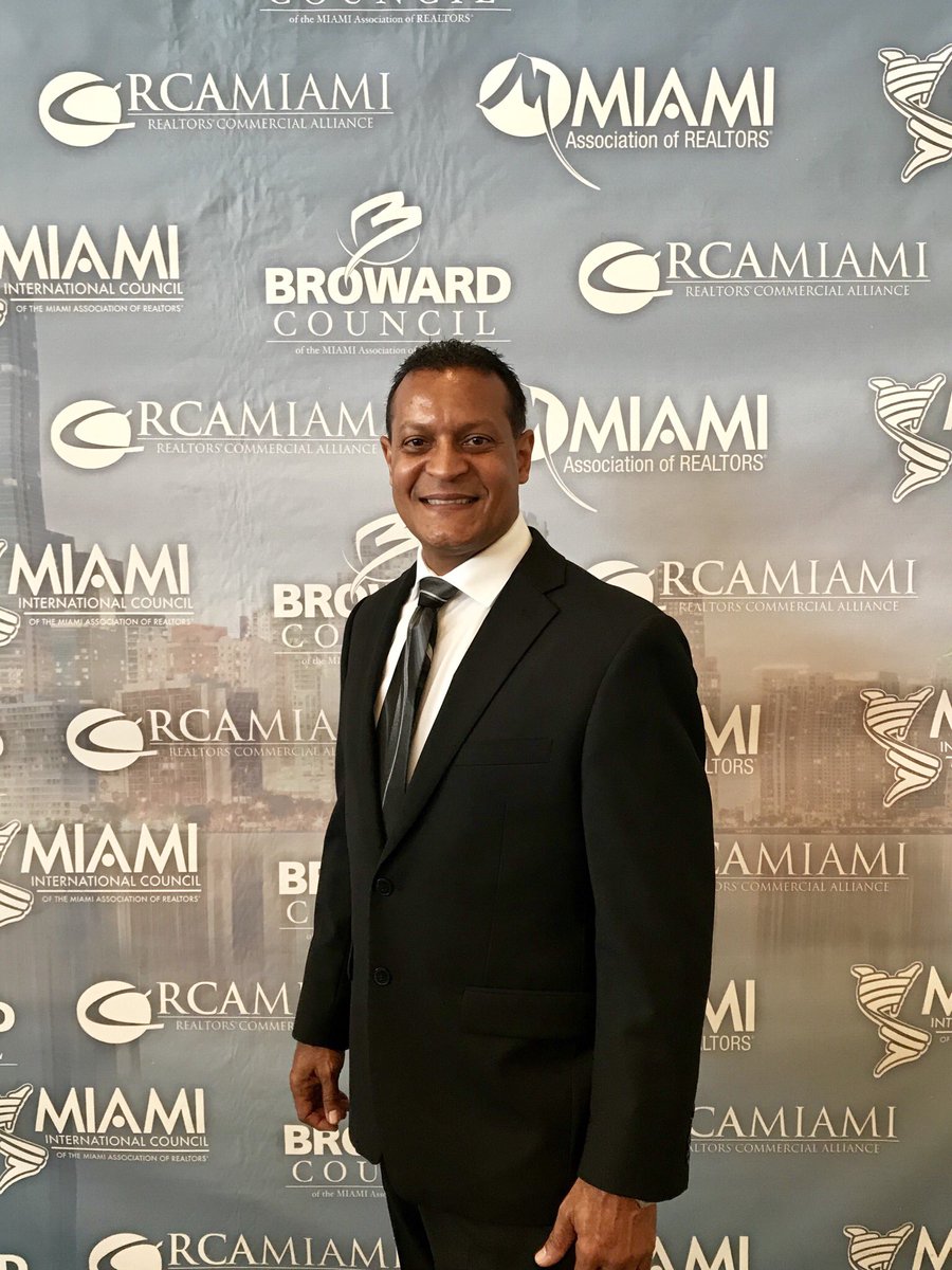 JorgeSellsFL's tweet image. Having a great time at the 2018 Inaugural &amp;amp; Awards Celebration  #inaugural2018 #fsr #firstservicerealty #miamirealtors #realtor #realestate #jorgesellsflorida