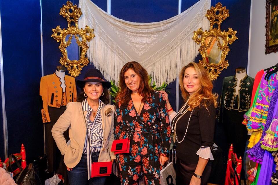spain_ro's tweet photo. Día de arte en SIMOF #Stand74 #AsenAranda #diseñosRö Gracias #mariajosesantiago 😍😘😘😘❤️ #carterasRö #eventosconRö #moda #tendencia 🔜🔜💃🏽💃🏽💃🏽💃🏽💃🏽@PepeluArteSacro @BYCHEMAOLMEDO @beajarrin @flamencayole @sevillademoda @Maria_Rocio_L https://t.co/6yC28tuAcN
