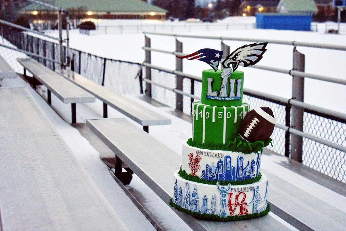 AutumnNomad's tweet photo. @jimmyfallon @Eagles @Patriots Please repost our Super bowl cake! I own a bakery in Jackson, NH. I'm from Philadelphia but live in New England!! Just had to do a #SuperBowl2018 cake!!! https://t.co/URHSlUpiMj