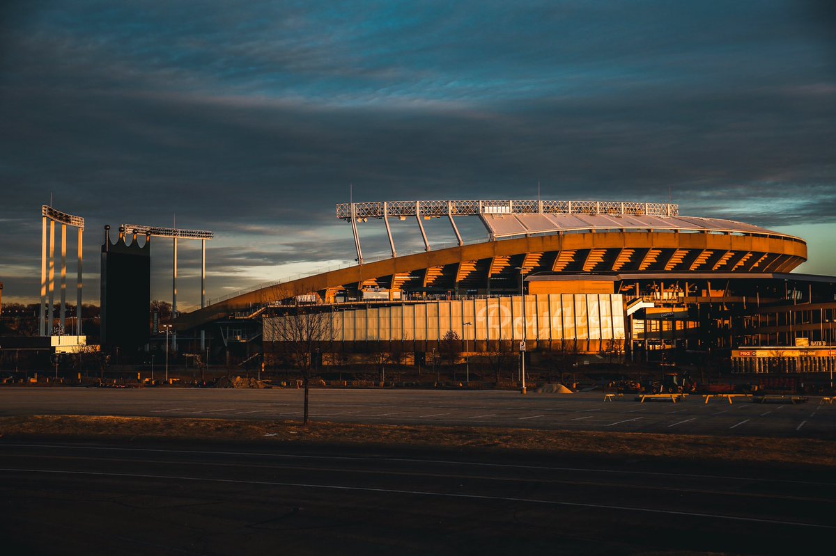 Royals's tweet photo. Those Kauffman sunsets 🌅 https://t.co/DYO522vVIn
