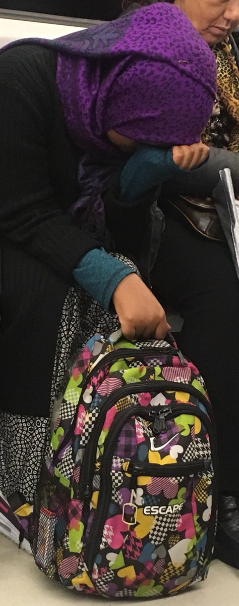 Ah çantası ruhunun haritasını taşıyan göçmen kadın! Metroda karşında oturmak, acını yüzünü kapadığın elinde, yükünü çantandaki escape kelimesinde görmek, acını acım bilmek... #mülteci #SavasaHayır #escape #SavasaHayır #GününYorumu