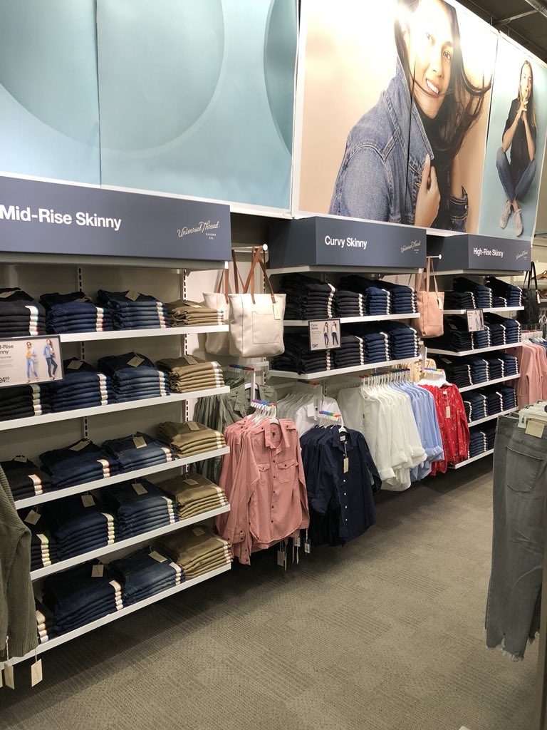 The Hilldale guest is getting the experience they deserve! Joe and team are all about Universal Threads, perfect apparel and SALES! Let’s Go! <a href="/adriennelebo/">Adrienne Lebo</a> @ncraynon @JoeyCoconate