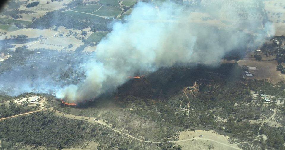 ABCemergency's tweet photo. Here's an aerial shot of the #EmuFlat fire near #Clare in #SthAus. 

A WATCH &amp; ACT warning is still in place.

https://t.co/4MhqWGchS3 📷: @CFSAlerts https://t.co/ecRgJo1nQN