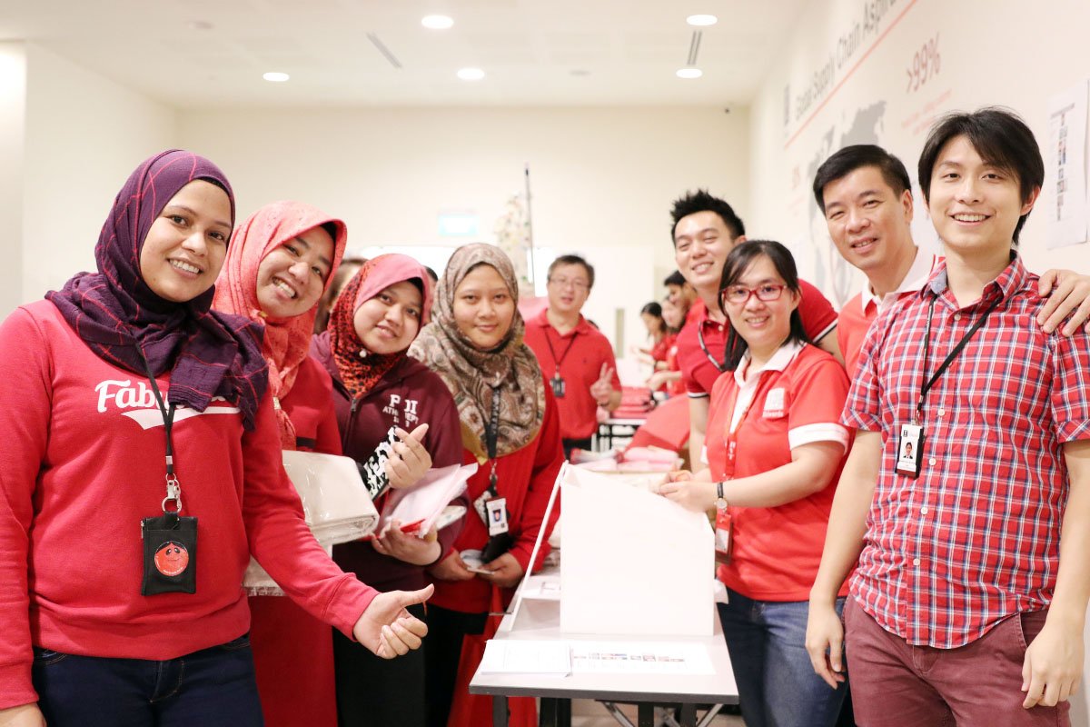 EdwardsLifesci's tweet photo. #EdwardsGoesRed in its offices around the world on behalf of #GoRedForWomen https://t.co/SXCaY8Wwes