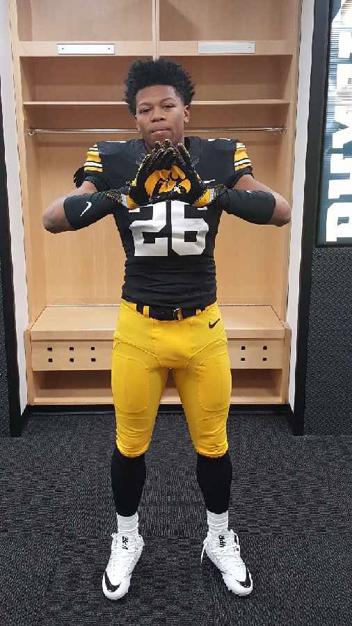 Kaevon02's tweet photo. Blessed to receive an offer and be committed to the University of Iowa🐤 https://t.co/kcyoLSP50F