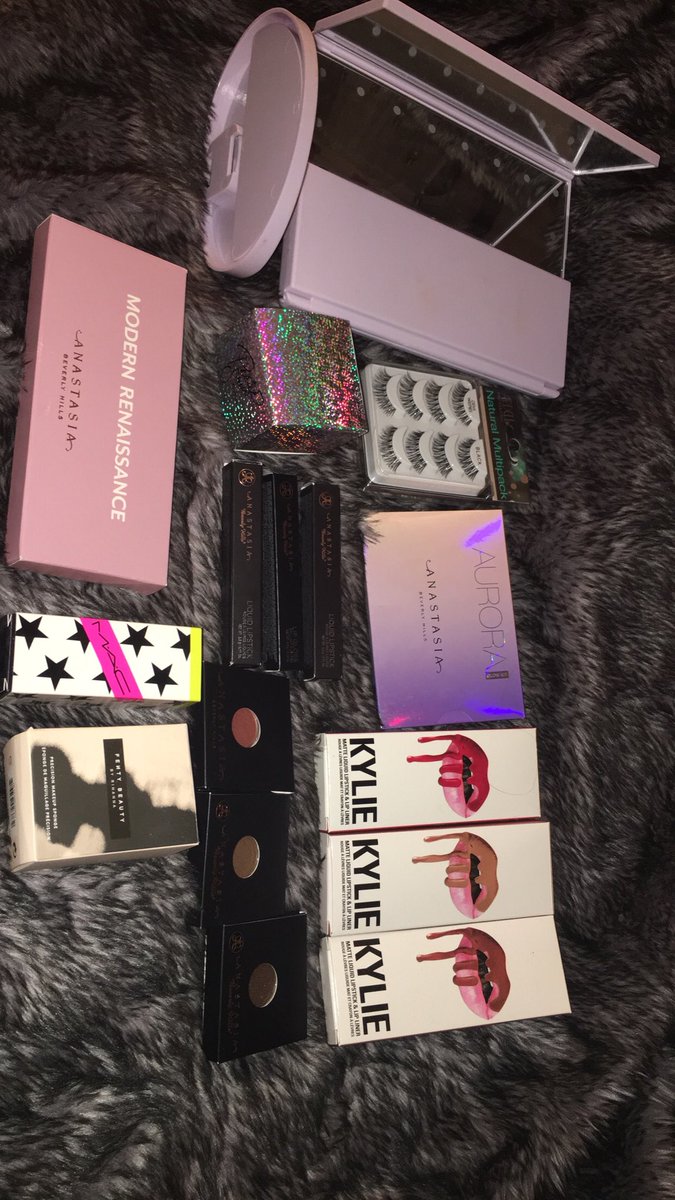 MsEzmirelda's tweet photo. 🚨🚨GIVEAWAY ALERT🚨🚨
🎊Rules🎊
1. Follow me on 
Twitter (msezmirelda)
YouTube (msezmirelda)
Instagram (msezmirelda)
2. Retweet this and tag 3 friends! 
#giveaway https://t.co/T6Cwn4Bm2x