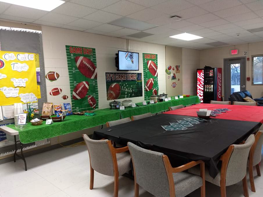 ekanderson17's tweet photo. Another fantastic luncheon w/a wee bit of competition w/ chili cook off! February Fun Month brings the staff together & dropping gum to celebrate Natβl Bubble Gum day. Warhawks stick together! #FebFun #BeMJHS #inspire203 Thanks Team! https://t.co/7OQaRlTwAO