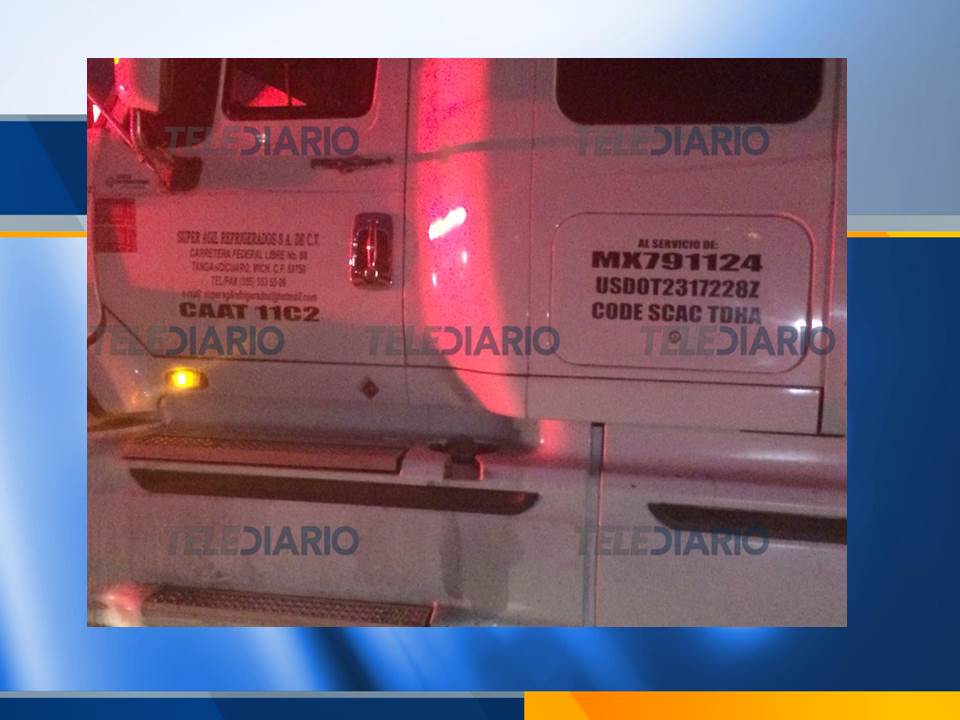 TDReynosa's tweet photo. Fallece conductora del vehículo matiz tras chocar contra un trailer en la avenida puente Pharr en #Reynosa, autoridades en el área. https://t.co/nO02GomgL8