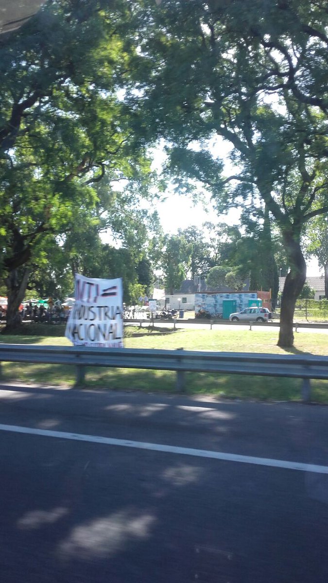 lpsargentina's tweet photo. 🚗🔊Sigue él acampe en el #INTI luego de los #despidos masivos por orden del ejecutivo nacional. Esta tarde automovilistas que circulaban por av. General Paz acompañaron él reclamo de los trabajador@s con un BOCINAZO!
#BuenViernes #BumeranOCA #TriacaGate https://t.co/ZHRs4EaYKx