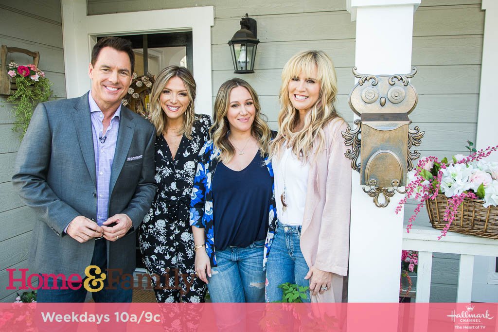 HomeandFamilyTV's tweet photo. TMRW! @PaigeHemmis is making a DIY Mailbox inspired by the new “Signed, Sealed, Delivered” movie! Don’t miss her at 10a/9c on @hallmarkchannel https://t.co/yJLelc3BIv