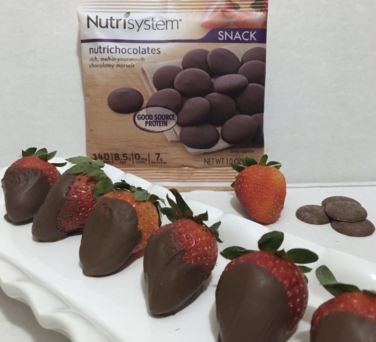 DiMeoLisa's tweet photo. Valentines Day is coming up. Who likes chocolate covered strawberries? @Nutrisystem NutriChocolates work perfect and have 7g of protein! #NutrisystemSnaps #ValentinesDay #chocolate #nomnomnom #forgetthecandy https://t.co/kiJT3q9q0X