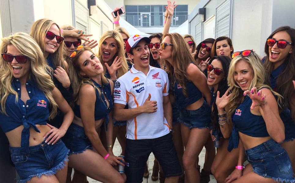 scalinex's tweet photo. .@MotoGP confirma que seguirá habiendo azafatas en la categoría. #Motop https://t.co/hLaZRA5LSC