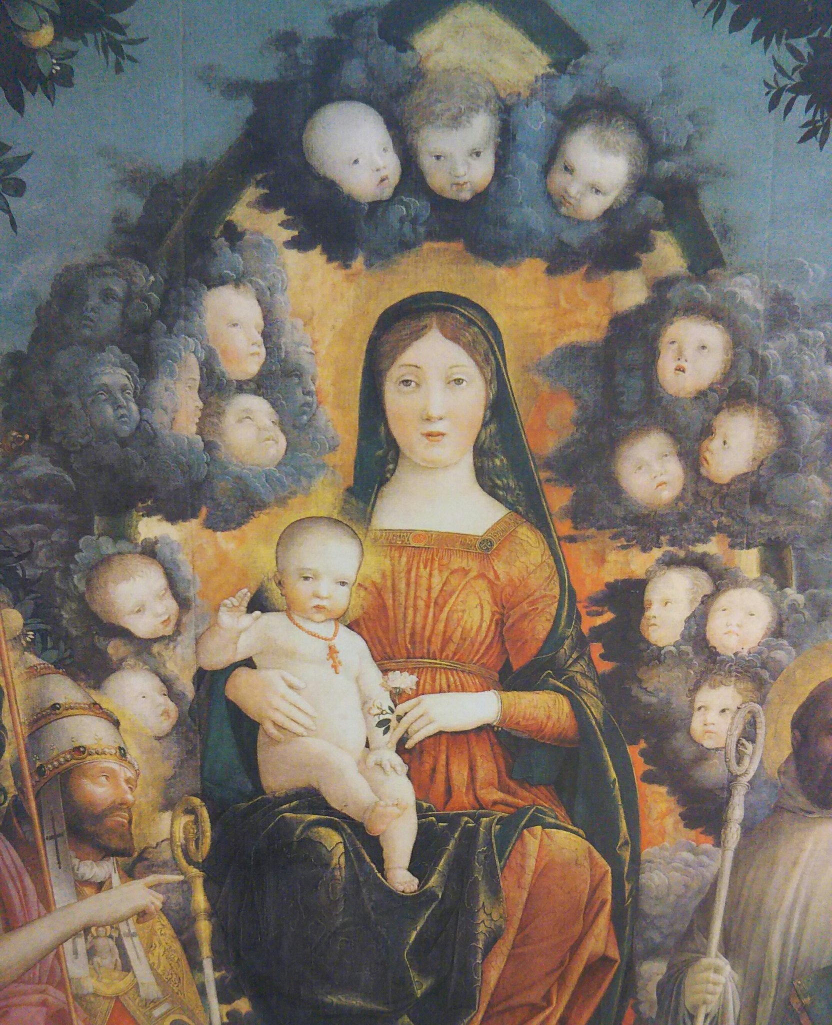 ミヤウチハク 以前ツイートした 絵画において 偉い天使 になるにつれて形が人間離れしていく について 改めて分かりやすいのを探した所こんなのが マンテーニャ作 聖母子と聖人たち トリヴルツィオの天使 1497年 の一部です 羽というより煙に