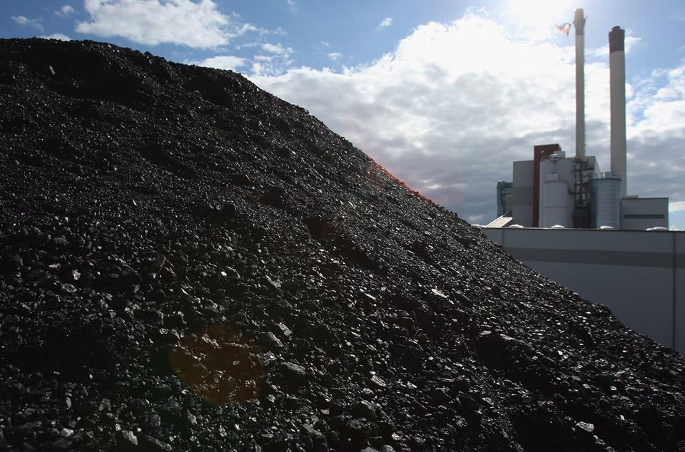 Каменный уголь в энергетике. Гора угля. Энергия угля. Угольная электростанция на угле. Уголь для ТЭС.