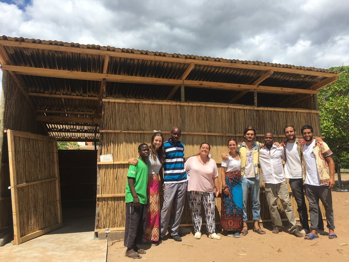 SomosDelMundoAC's tweet photo. Cerró la primera etapa de este verano, con 8 nuevas aulas en 5 escuelas rurales. El próximo lunes llegan nuevos voluntarios a #Mozambique para seguir trabajando #EstamosJuntos #TrabajoEnUnión https://t.co/LGRGQUc4fR