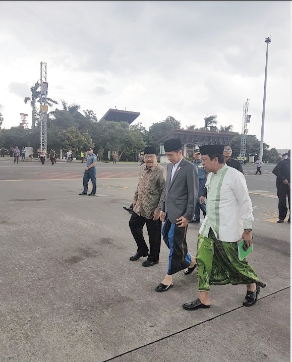 DPP_PPP's tweet photo. Ketua Umum PPP @MRomahurmuziy bersama @jokowi dalam perjalanan menuju Ponpes Salafiyah Syafiiyyah Situbondo #JokowiForUlamaPPP #JokowiForSantriPPP #Romahurmuziy #BergerakBersamaRakyat #JokowiMantaPPP https://t.co/I5EA2Vr6F5