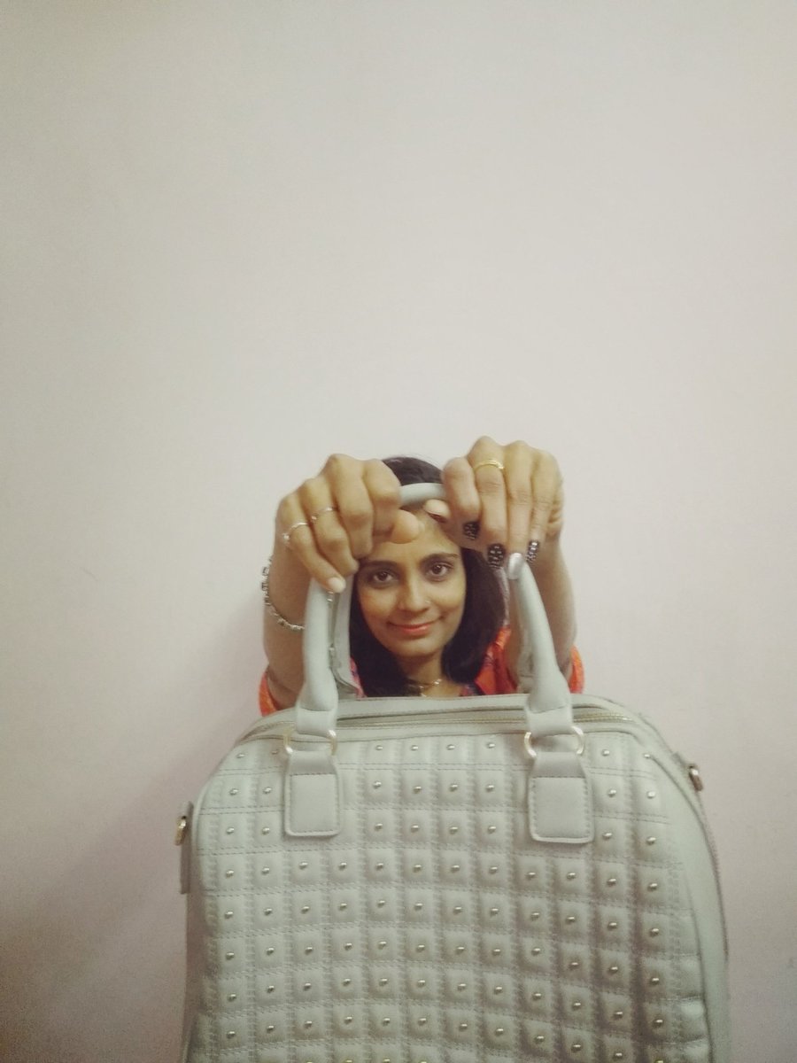 hetalrawat's tweet photo. @HiHonorIndia Flaunting my love for my @CapreseGirl bag in grey color
#GreyItUp #Honor9Lite #BeyondBeauty #MaxYourBeauty
@meenapatil18 @pavnisharma17 @varun4yaars @Rain_Man25 https://t.co/t19Z9MeqC1