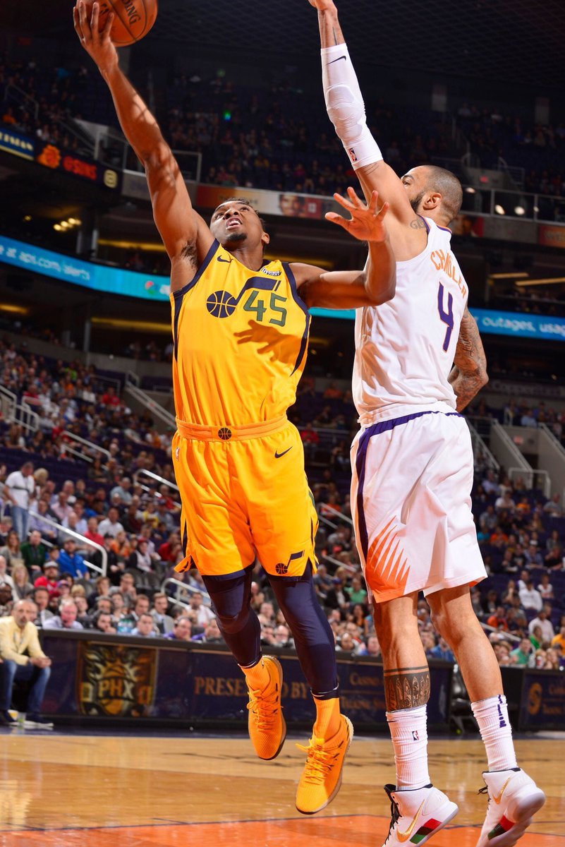 SportzLife1's tweet photo. Donovan Mitchell is the fourth rookie over the last 35 seasons with multiple 40-point games, joining Michael Jordan, Allen Iverson and Blake Griffin
#CrazyStatOfTheDay #UTAHvsPHX #KiaROTM #KiaROTY https://t.co/OqK65anWc9