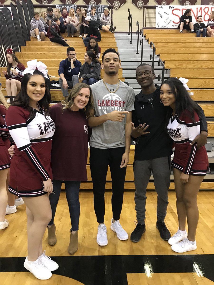 MsTigheLHS's tweet photo. Loved celebrating these four seniors tonight who have a special place in my heart ❤️🤘🏼 https://t.co/ym1qaiP0t0