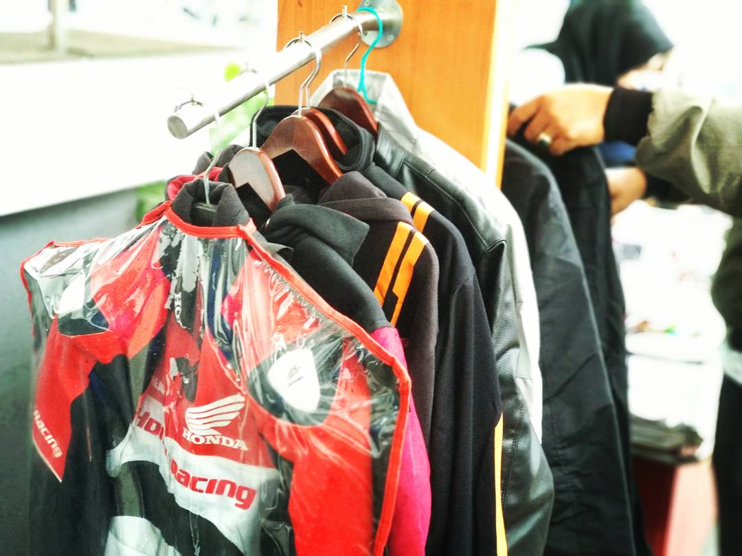 AstraMotorJkt's tweet photo. BroSis mampir yuk ke BAZAR APPAREL nya Astra Motor Center Jakarta 🎉🎉🎉🎉 Dapatkan diskon menarik KHUSUS HARI INI. Ditunggu kedatangannya BroSis 😀
.
.
#astramotorcenterjakarta #astramotor #honda #jualapparelhonda https://t.co/IfSjzdZK8M