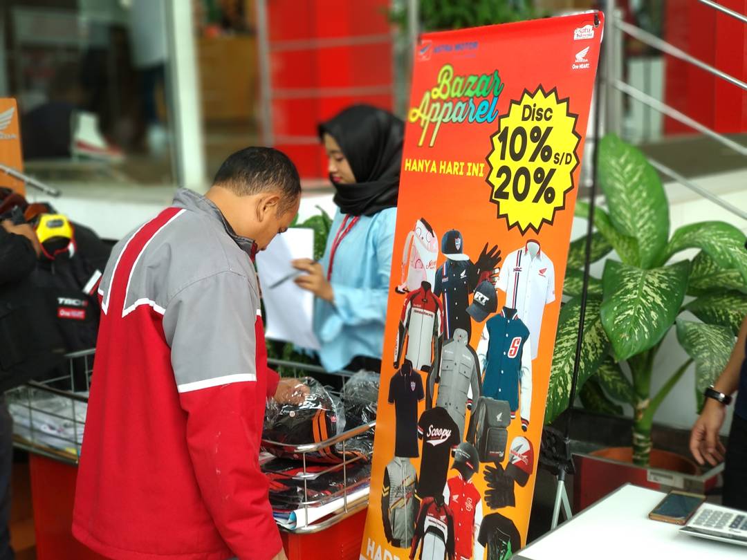 AstraMotorJkt's tweet photo. BroSis mampir yuk ke BAZAR APPAREL nya Astra Motor Center Jakarta 🎉🎉🎉🎉 Dapatkan diskon menarik KHUSUS HARI INI. Ditunggu kedatangannya BroSis 😀
.
.
#astramotorcenterjakarta #astramotor #honda #jualapparelhonda https://t.co/IfSjzdZK8M