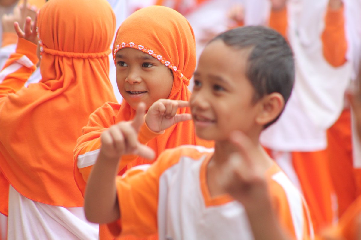 Juaracmh's tweet photo. Senam pagi penuh keceriaan. Semoga hari Jum'at 2/2 ini semua murid dan guru senantiasa diberi keberkahan dan kesehatan.  #imsharing #imhappy #SharingHappiness @rumahzakat https://t.co/Njb2Vc7Bxa