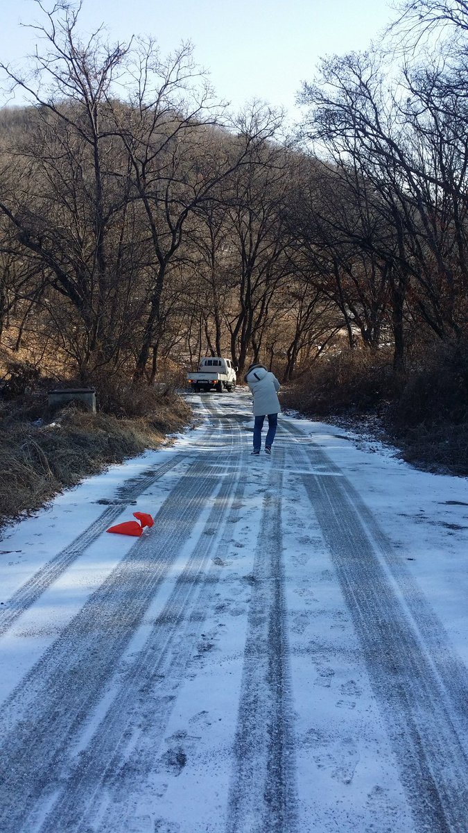 #성남시 #수정구#고등동
지난 새벽내린 눈으로 제설 취약지인 청계산 진입 산책로. 얼음길, 등자리
산길에 대한 시민 안전책임의식으로 염화칼슘 살포 등 휴일 제설작업을 완료할 수 있었습니다.
   - #고등동은 시민이 안전한 
                        그날까지 합니다#