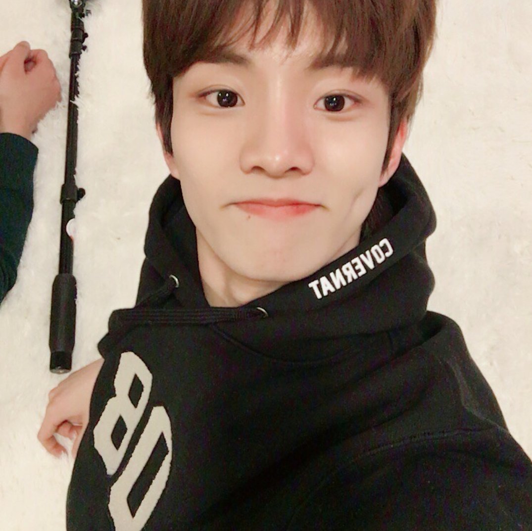 TheBoyz_br's tweet photo. [#PIC] 02.02.18 - Atualização do Instagram: 
 "Fazendo uma Selca com o aprendizado dado pelo mestre das selcas." 

 https://t.co/bC8bmEBw5H

#THEBOYZ #더보이즈 #Q #ERIC #Juyeon https://t.co/zegcLr21Tg