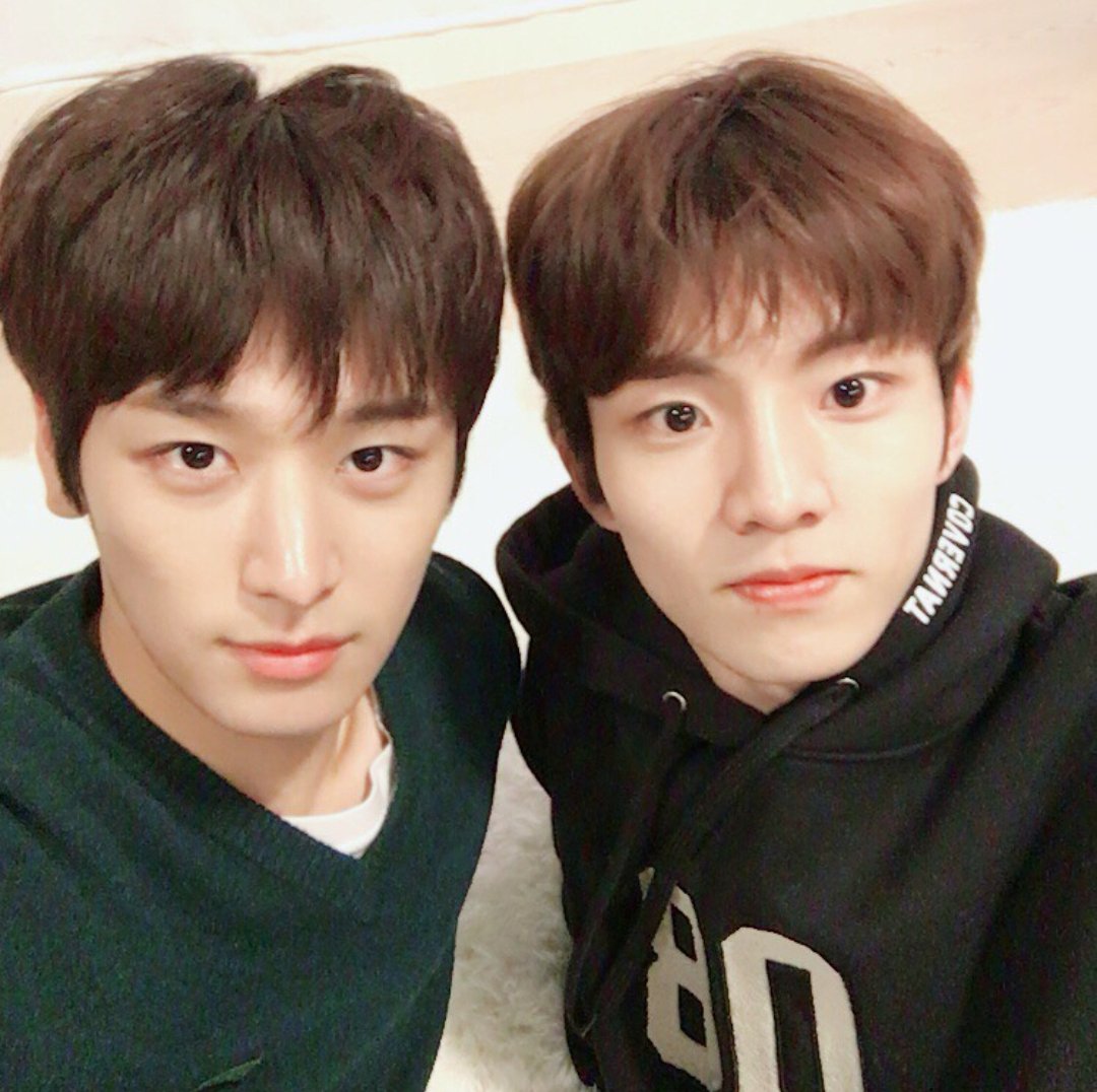TheBoyz_br's tweet photo. [#PIC] 02.02.18 - Atualização do Instagram:

"Fazendo uma Selca com aprendizado do mestre das selcas."

#THEBOYZ #더보이즈 #Eric #Juyeon https://t.co/wq8e3rttfj