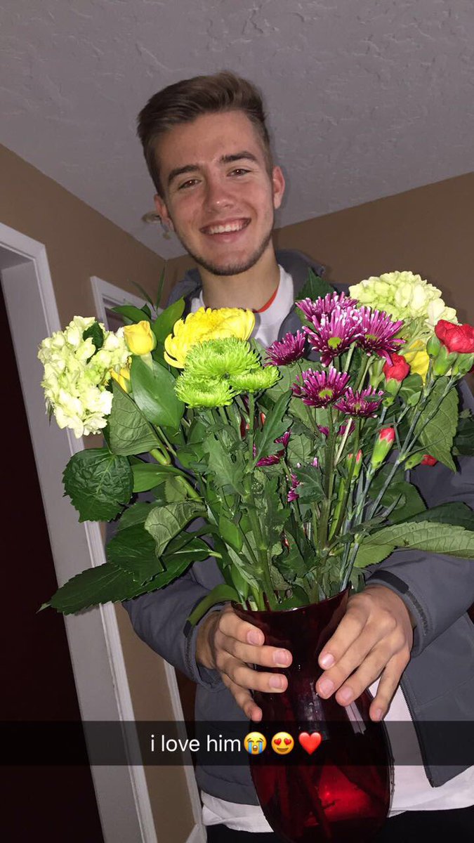 jordyyn11's tweet photo. i had surgery today and he came over to surprise me with these😍 i’m in love 😭❤️ https://t.co/GFCUYT4jEK