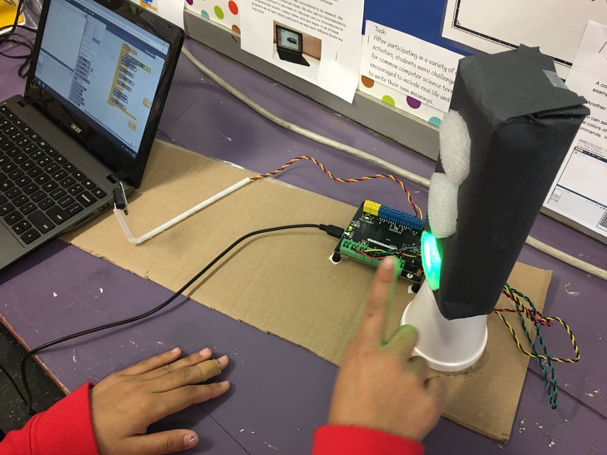 M_Tse12's tweet photo. Fulfilled day of learning!! #makeymakey #puzzlet #hummingbirdrobotics #scratch #cs4all #ShowcaseSchoolsNYC @PS62ChesterPark @ps130m @333MFSC @NYCSchools @sepjrnyc @learningdrive @timeoutdad https://t.co/VCl9EjaBNY