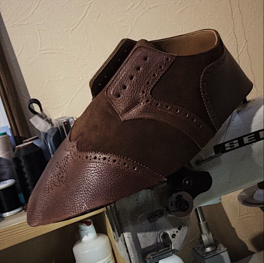 【縫製（クロージング）】

文字通り出来上がったパーツを縫い合わせていく作業。
糸の太さ、一針一針のピッチ（幅）の違いで、あるものはクラシックな印象に、またあるものはカジュアルな印象になったりします。
また、同じ糸、幅でも職人によって全く違う個性が生まれる不思議なパートです。