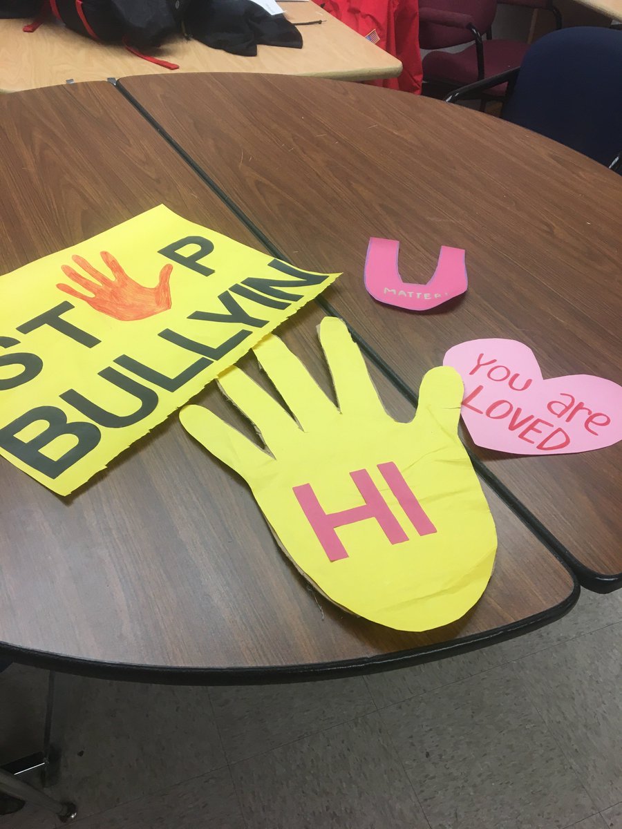 GiaBess's tweet photo. Getting ready for upcoming #startwithhelloweek #miamistartswithhello #sandyhookpromise @CutlerBayMiddle https://t.co/hN1gH4KJEn